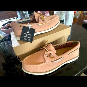 Blush leather sperry’s size 7 never worn